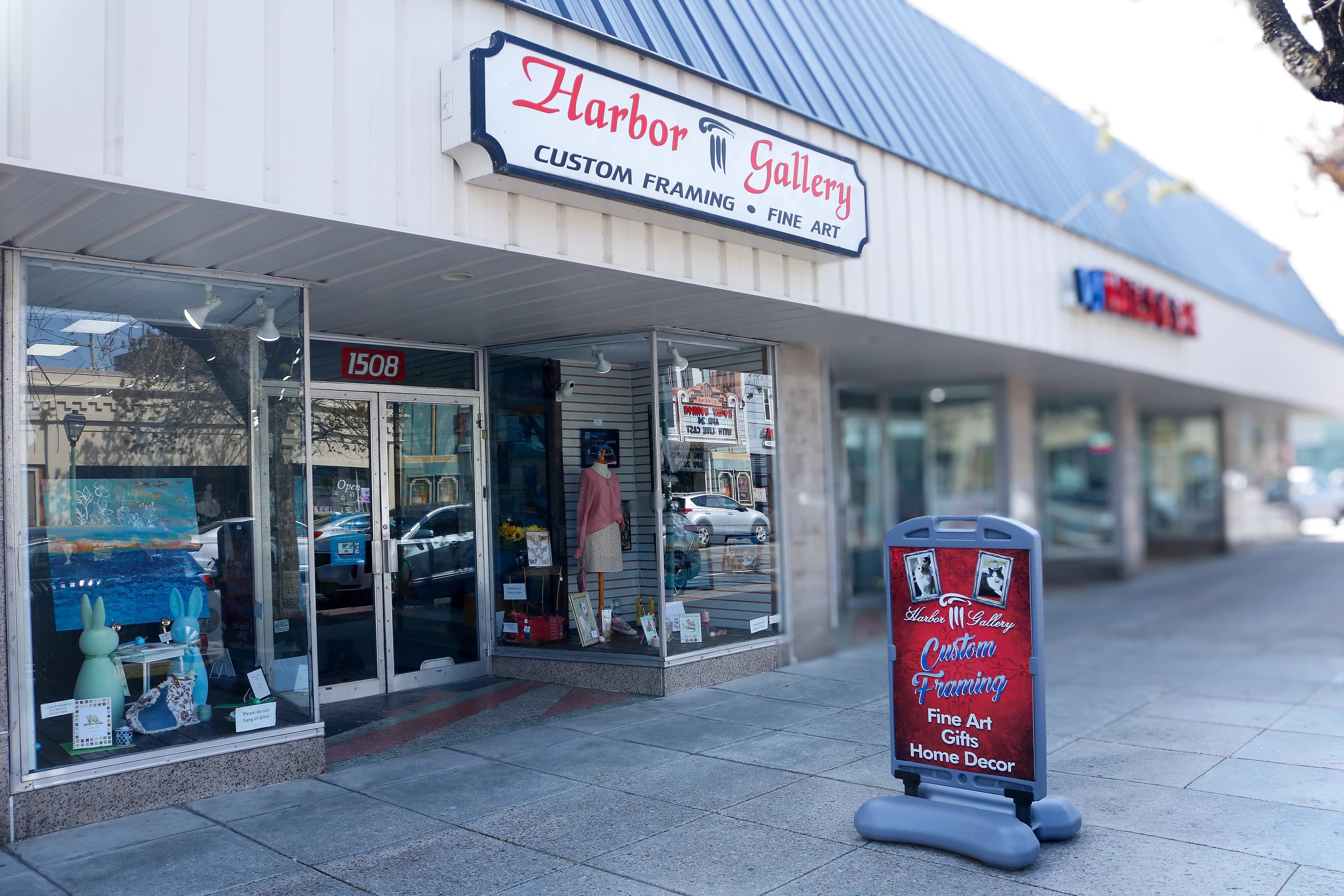 The Harbor Gallery storefront on Colley Avenue